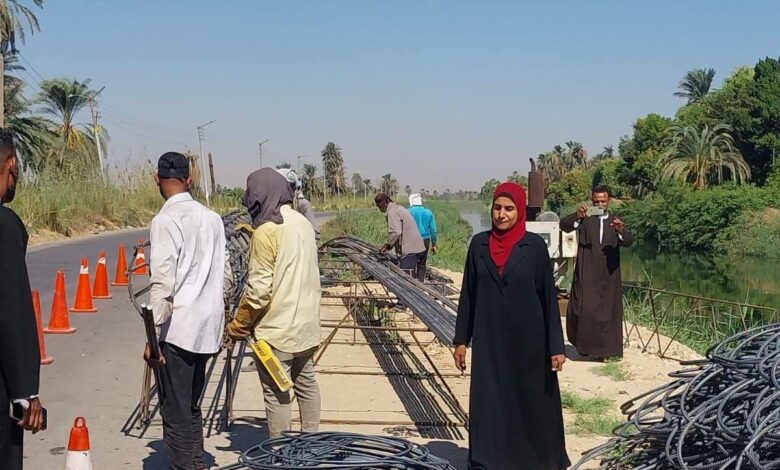 بدء أعمال الخوازيق لمعالجة انهيار الطريق الغربى السريع بقرية العضايمة بالأقصر بدء أعمال الخوازيق لمعالجة انهيار الطريق الغربى السريع بقرية العضايمة بالأقصر