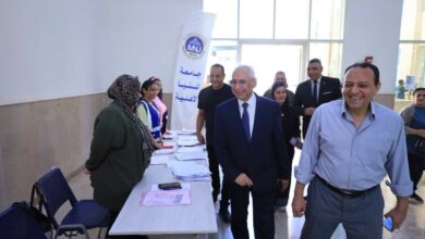 رئيس جامعة المنيا الأهلية يتابع انتظام إجراءات استلام أوراق المقبولين بالمرحلة الأولى