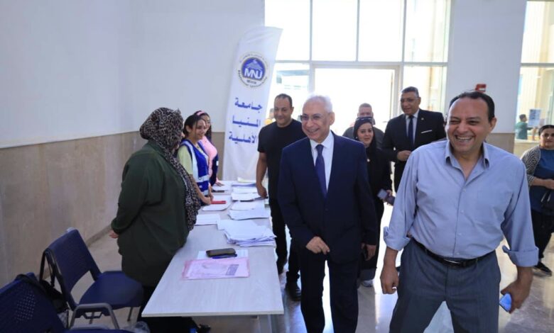 رئيس جامعة المنيا الأهلية يتابع انتظام إجراءات استلام أوراق المقبولين بالمرحلة الأولى