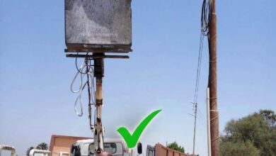 صيانة أعمدة الإنارة بطريق مقابر الديابات في أخميم استجابةً لشكاوى المواطنين