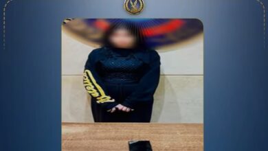 ضبط صانعة محتوى لنشرها مقاطع فيديو خادشة للحياء عبر مواقع التواصل الاجتماعي