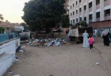 تصوير مفاجئ» يكشف المستور.. القمامة تحاصر مجمع مدارس منيل شيحة ومواسير الصرف أمام مدرسة عاشور أيوب