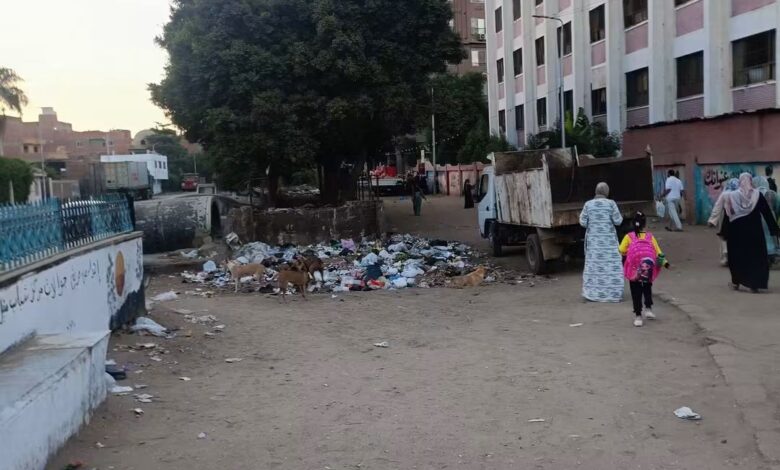 تصوير مفاجئ» يكشف المستور.. القمامة تحاصر مجمع مدارس منيل شيحة ومواسير الصرف أمام مدرسة عاشور أيوب