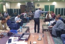 رئيس مركز ومدينة ملوى يعقد اجتماعًا موسعًا لبحث إنشاء مدارس جديدة
