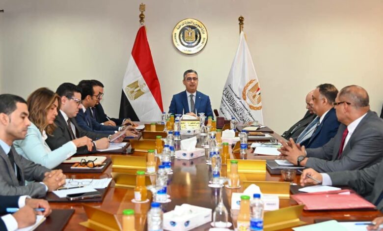 وزير التموين يعقد اجتماعًا موسعًا مع الشعبة العامة للمخابز وغرفة صناعة الحبوب وزير التموين يعقد اجتماعًا موسعًا مع الشعبة العامة للمخابز وغرفة صناعة الحبوب