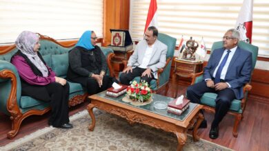 محافظ سوهاج يستقبل رئيس وحدة السكان المركزية بوزارة التنمية المحلية والبيئة لبحث دعم جهودها بالمحافظة