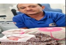 قبل الوصول إلى المستشفى.. مسعف يساعد شابة على وضع توأم داخل سيارة إسعاف بإمبابة