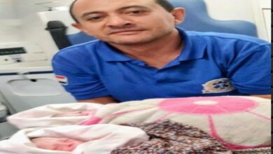 قبل الوصول إلى المستشفى.. مسعف يساعد شابة على وضع توأم داخل سيارة إسعاف بإمبابة