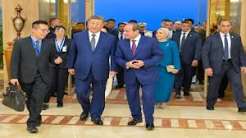 السيسي وقرينته يصطحبان الرئيس الصيني وقرينته في جولة بالمتحف المصري الكبير