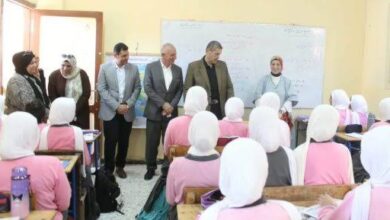 بابتسامة بريئة.. تلميذة من الطويل تخطف الأنظار خلال جولة وكيل التعليم