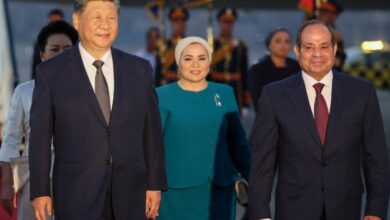 السيسي وقرينته يستقبلان الرئيس الصيني شي جينبينج بمطار القاهرة