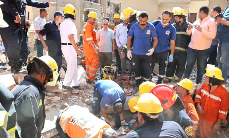 إنقاذ طبيبة من أسفل أنقاض عقار منهار بعزبة شاهين بالمنيا إنقاذ طبيبة من أسفل أنقاض عقار منهار بعزبة شاهين بالمنيا