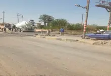 أثناء مرور القطار.. سيارة خرسانة تقتحم مزلقان الشلال ببني سويف