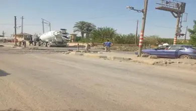 أثناء مرور القطار.. سيارة خرسانة تقتحم مزلقان الشلال ببني سويف