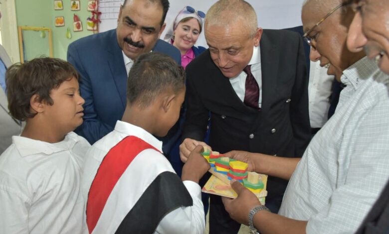 مداعبا الأطفال.. ” محافظ الأقصر”يفتتح مدرسة التربية الفكرية لاستيعاب 150طالب من ذوى الهمم مداعبا الأطفال.. ” محافظ الأقصر”يفتتح مدرسة التربية الفكرية لاستيعاب 150طالب من ذوى الهمم