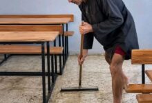 مدير مدرسة أم عامل نظافة .. جهد عظيم حولته الكاميرا إلى تريند وفضيحة