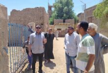 ” رئيس مدينة أرمنت” يتفقد مواقع ” سوق اليوم الواحد” بالقرى وتهيئة ملاعب للأطفال