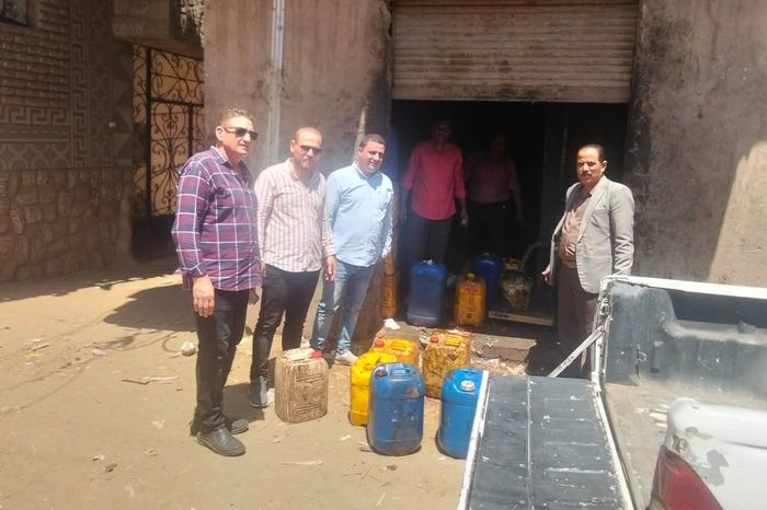 ضبط مخزن لبيع الزيوت الطعام غير صالح للاستهلاك الأدمى ببنى سويف ضبط مخزن لبيع الزيوت الطعام غير صالح للاستهلاك الأدمى ببنى سويف