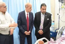 رئيس جامعة بني سويف يزور والد الطفل “محمد” بعد إنقاذه من جلطة بالمخ