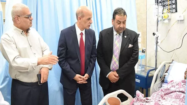 رئيس جامعة بني سويف يزور والد الطفل “محمد” بعد إنقاذه من جلطة بالمخ رئيس جامعة بني سويف يزور والد الطفل “محمد” بعد إنقاذه من جلطة بالمخ