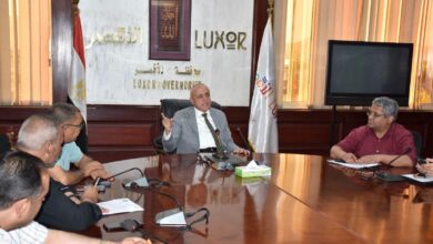 استجابة للمواطنين..” محافظ الأقصر” يناقش خطة عاجلة لتوصيل الصرف الصحى ل3مدارس خلال 20يوما