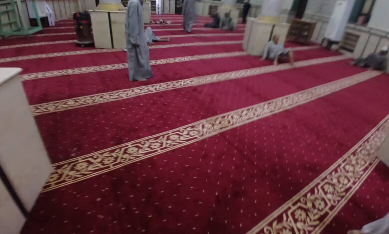 أهالى إسنا يؤدون صلاة الجمعة بمسجد ” آل حزين” بعد تجديده