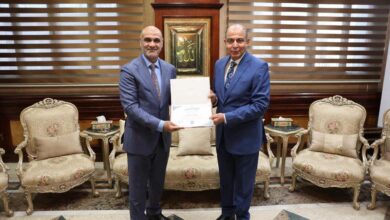 محافظ المنيا يكرّم رائد طب وجراحة العيون الدكتور محمود جنيدي لمسيرة حافلة بالعطاء