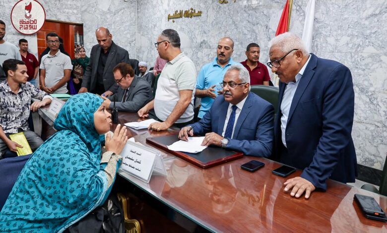 نائب محافظ سوهاج يلتقي المواطنين لبحث طلباتهم وحل شكاواهم نائب محافظ سوهاج يلتقي المواطنين لبحث طلباتهم وحل شكاواهم