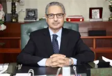 محافظ بني سويف يتابع علاج صغيرتين ويوجه بتوفير الرعاية الطبية اللازمة لهما
