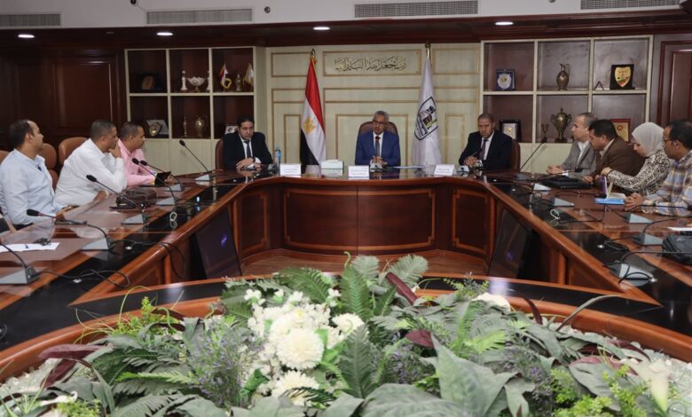 محافظ بني سويف لرؤساء المناطق: “المواطن لما بيتكلم عن مشكلة في الشارع لازم نسمعه كويس”