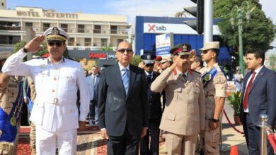 محافظ المنيا يضع إكليلًا من الزهور على النصب التذكاري للشهداء في الذكرى الـ53 لانتصارات أكتوبر المجيدة