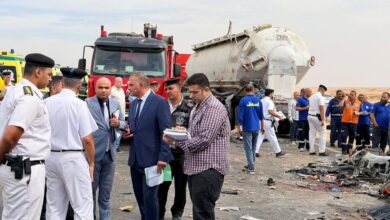 مدير أمن الفيوم يتفقد موقع حادث «الصحراوي الغربي» الذي أسفر عن مصرع 13 شخصًا وإصابة 34