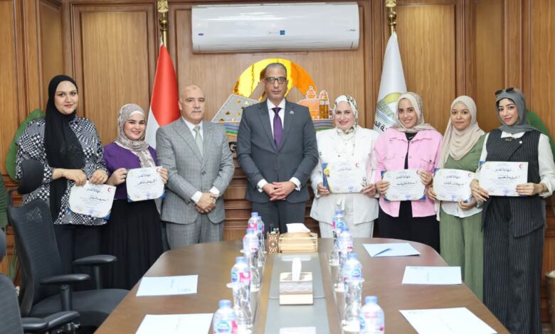 محافظ الجيزة يكرم فريق تمريض مستشفى الحوامدية العام لأمانتهن في الحفاظ على مبلغ مالي ومتعلقات مريض فاقد الوعي