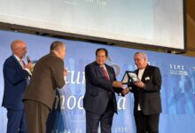 زاهي حواس يحصد الجائزة الدولية الكبرى في نابولي ويطالب باستعادة مسلة تحتمس الثالث