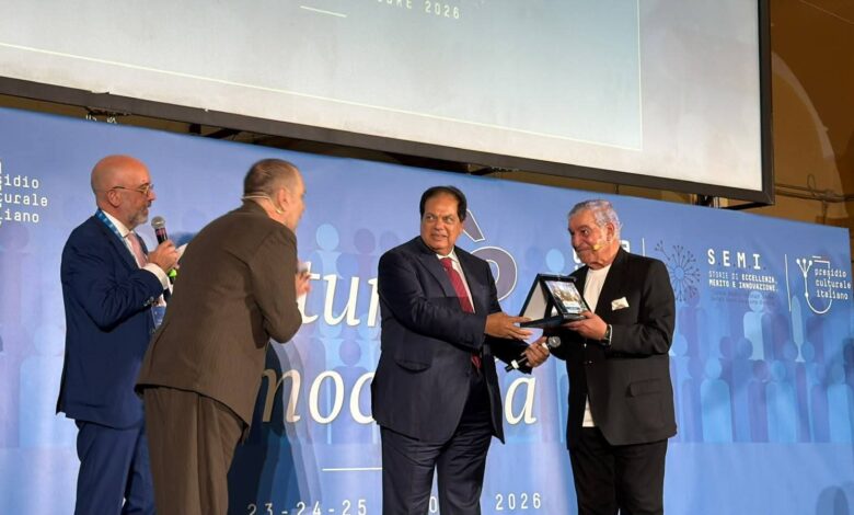 زاهي حواس يحصد الجائزة الدولية الكبرى في نابولي ويطالب باستعادة مسلة تحتمس الثالث زاهي حواس يحصد الجائزة الدولية الكبرى في نابولي ويطالب باستعادة مسلة تحتمس الثالث
