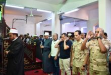محافظ أسوان يؤدى صلاة الجمعة بمسجد السلام بمنطقة بركة الدماس ويستمع لمطالب أهالى المنطقة