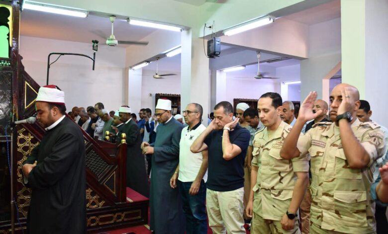 محافظ أسوان يؤدى صلاة الجمعة بمسجد السلام بمنطقة بركة الدماس ويستمع لمطالب أهالى المنطقة محافظ أسوان يؤدى صلاة الجمعة بمسجد السلام بمنطقة بركة الدماس ويستمع لمطالب أهالى المنطقة