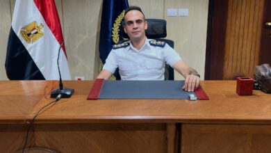 نقيب شرطة يحتضن مواطنًا من ذوي الهمم في مشهد أبكى القلوب أمام مكتب بريد منشأة القناطر نقيب شرطة يحتضن مواطنًا من ذوي الهمم في مشهد أبكى القلوب أمام مكتب بريد منشأة القناطر