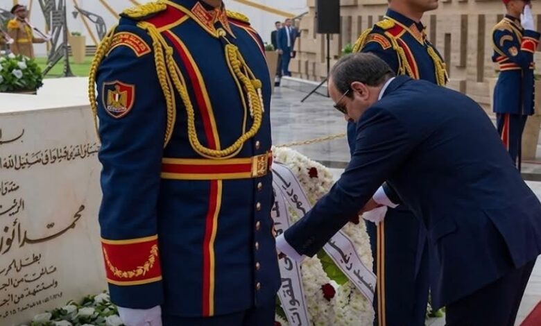 السيسي يضع إكليل الزهور على قبري السادات وعبد الناصر السيسي يضع إكليل الزهور على قبري السادات وعبد الناصر