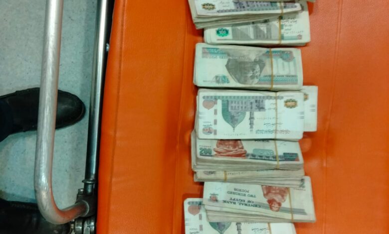 أمانة تُجسّد رسالة الإنسانية.. مسعف وسائق إسعاف بالفيوم يعيدان 230 ألف جنيه لمصاب أمانة تُجسّد رسالة الإنسانية.. مسعف وسائق إسعاف بالفيوم يعيدان 230 ألف جنيه لمصاب