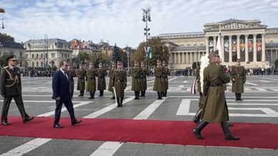 الرئيس السيسي يضع إكليلًا من الزهور على النصب التذكاري للأبطال في العاصمة المجرية بودابست