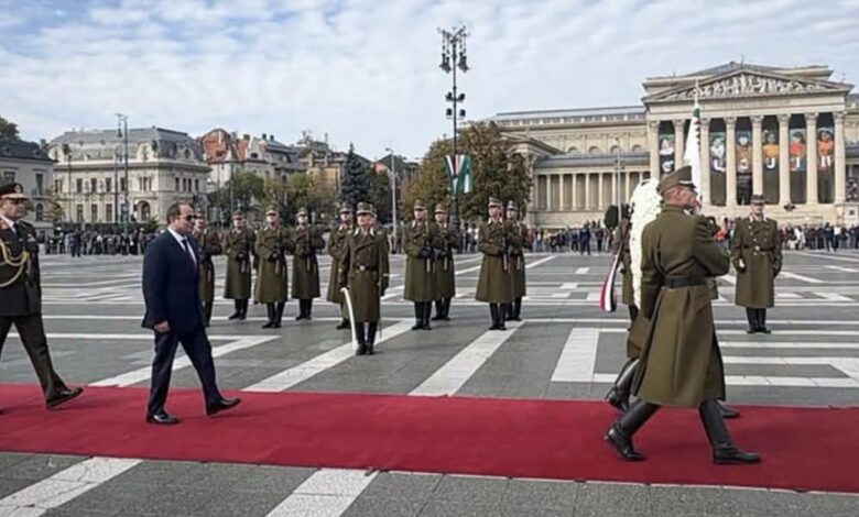 الرئيس السيسي يضع إكليلًا من الزهور على النصب التذكاري للأبطال في العاصمة المجرية بودابست
