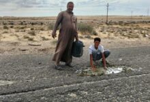 بجهود ذاتية.. مواطن ونجله يرممان جزءًا من طريق الموت القنطرة العريش بقرية سالمانة