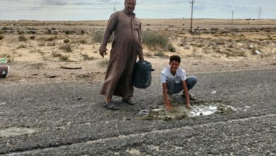 بجهود ذاتية.. مواطن ونجله يرممان جزءًا من طريق الموت القنطرة العريش بقرية سالمانة