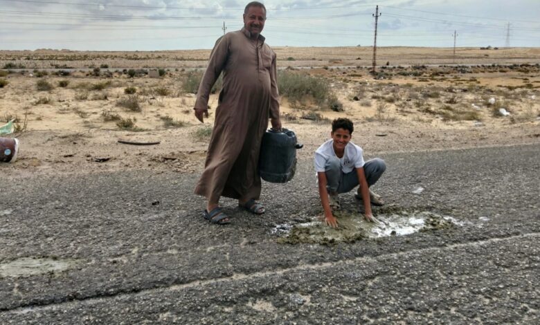 بجهود ذاتية.. مواطن ونجله يرممان جزءًا من طريق الموت القنطرة العريش بقرية سالمانة