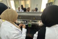 جامعة بني سويف الأهلية تواصل التدريبات العملية لطلاب الكيمياء الصناعية التطبيقية