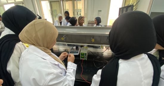 جامعة بني سويف الأهلية تواصل التدريبات العملية لطلاب الكيمياء الصناعية التطبيقية جامعة بني سويف الأهلية تواصل التدريبات العملية لطلاب الكيمياء الصناعية التطبيقية