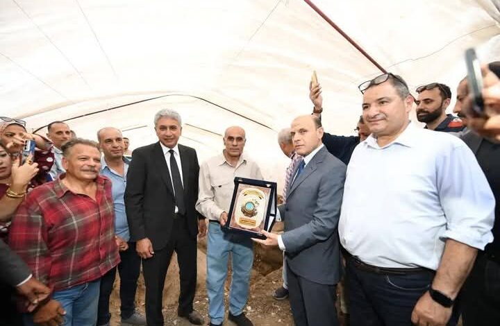 وزير السياحة والآثار يكرّم مواطنًا بالغربية أبلغ عن كشف أثري ويهديه وزوجته رحلة عمرة وزير السياحة والآثار يكرّم مواطنًا بالغربية أبلغ عن كشف أثري ويهديه وزوجته رحلة عمرة
