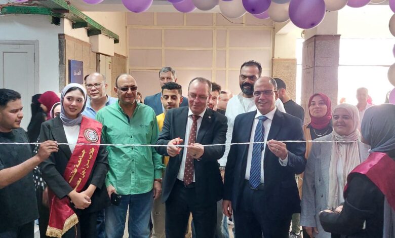 تحت رعاية رئيس الجامعة.. نائب رئيس جامعة طنطا وعميد «آداب» يفتتحان المعرض الفني الطلابي للعام الجامعي 2026/2027 تحت رعاية رئيس الجامعة.. نائب رئيس جامعة طنطا وعميد «آداب» يفتتحان المعرض الفني الطلابي للعام الجامعي 2026/2027