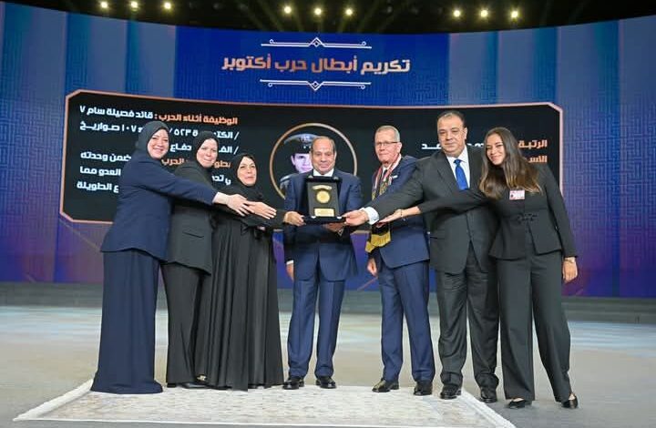 الرئيس السيسي في الندوة التثقيفية الـ44 للقوات المسلحة: «حصنوا بلدكم.. وخلوا بالكم من مصر» الرئيس السيسي في الندوة التثقيفية الـ44 للقوات المسلحة: «حصنوا بلدكم.. وخلوا بالكم من مصر»